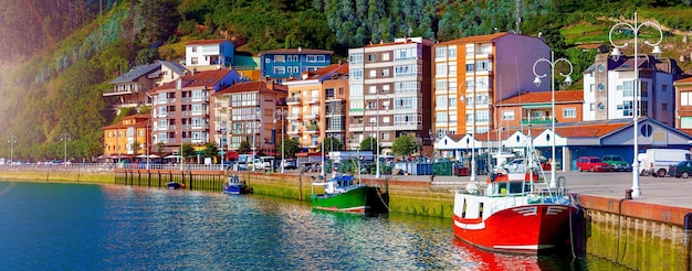 Wioska rybacka Asturias.Spain.Harbour z łodziami i domami w Ribadesella.