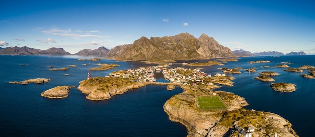 Wioska rybacka Henningsvaer na Lofotach z góry