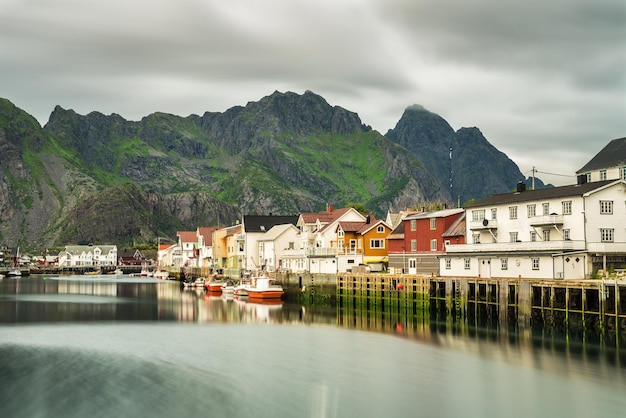 Wioska rybacka Henningsvaer w archipelagu Lofoty w Norwegii