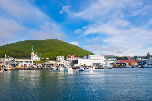 Wioska rybacka Miasto Husavik z Kościołem w Islandii