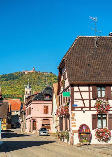 Wioska SaintHippolyte z zamkiem HautKoenigsbourg na szczycie góry HautRhin Francja