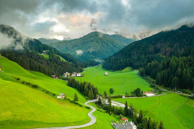 Wioska Santa Maddalena Z Niesamowitymi Górami Dolomitów W Tle