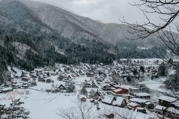 Wioska Shirakawago Z Białym śniegiem Najlepsza Dla Turystów Podróżujących W Sezonie Zimowym W Japonii