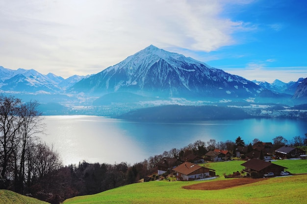 Wioska Sigrilwil W Alpach Szwajcarskich I Jezioro Thunersee, Szwajcaria Zimą