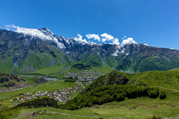 Wioska Stepantsminda W Rezerwacie Kazbegi Otoczona Jest Pięknymi Wysokimi Górami