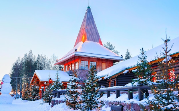 Wioska Świętego Mikołaja w Rovaniemi w Finlandii Laponia. Boże Narodzenie biuro dom zima. Laponia i śnieg. Udaj się do Joulupukki w Holiday Park na biegunie północnym. Nowy Rok. Post ze światłami. Dekoracja drzewna