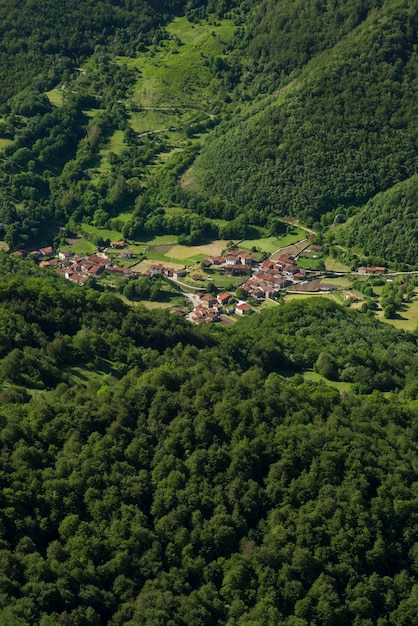 Wioska w dolinie Fuente De, Park Narodowy Picos de Europa, Kantabria, Hiszpania