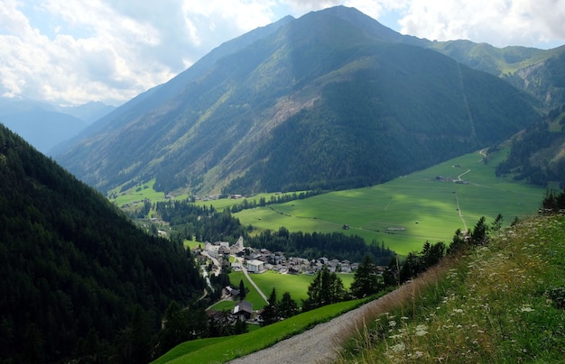 Wioska w górach w Austrii w lecie