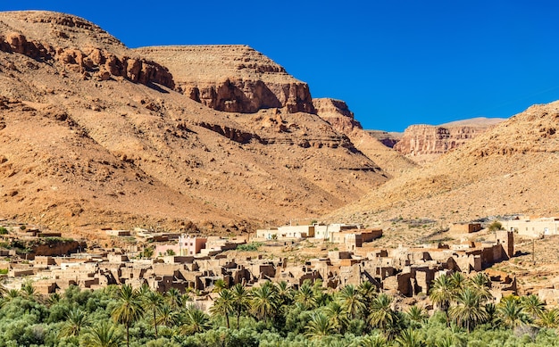 Wioska z tradycyjnymi domami kasbah w dolinie Ziz - Maroko