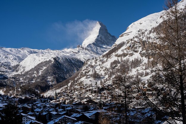 Wioska Zermatt z górą Matterhorn w porannej Szwajcarii Zermatt