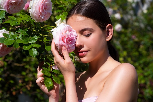 Wiosna dziewczyna młoda kobieta ciesząca się kwitnącym wiosennym ogrodem koncepcja młodzieży kocha modę i lifest