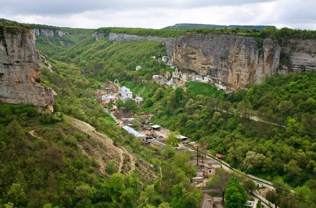 Wiosna pochmurny widok miasta Bakczysaraj i klasztor Wniebowzięcia NMP w skale