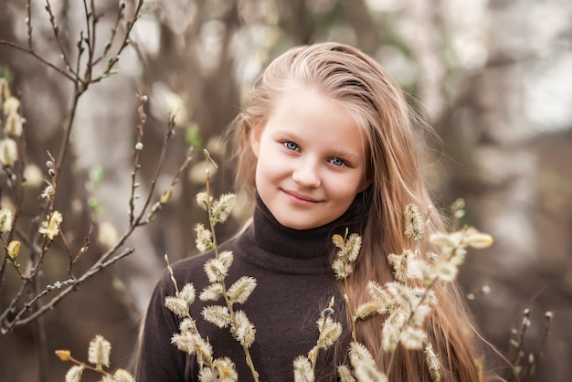Wiosna portret pięknej dziewczyny z kwitnącą wierzbą