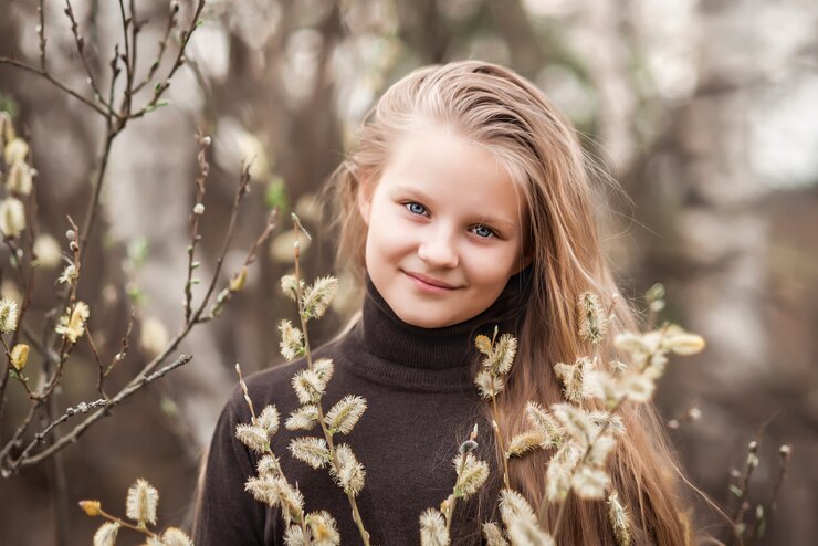 Wiosna portret pięknej dziewczyny z kwitnącą wierzbą