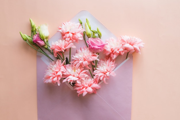Wiosna tulipan kwitnie bukiet i prezenta pudełko nad bielem. Dzień Matki lub Wielkanocny bukiet tulipanów ozdobiony czerwoną wstążką satynową. Projekt kwiatowy granicy.