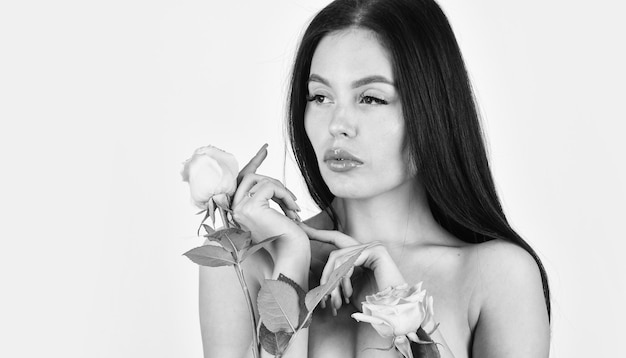 Wiosna w mojej głowie dziewczyna z makijażem i fryzurą seksowna naga kobieta trzymaj kwiat róży wiosna dama roślina Idealna figura naga kobieta z różą kwiaciarnia sztuka mody zdjęcie idealnego ciała model