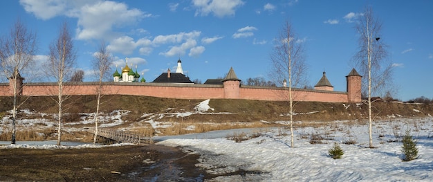 Zdjęcie wiosna w panoramie suzdal