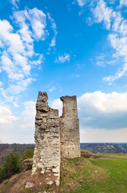 Wiosna widok starożytnych ruin zamku (miasto Krzemieniec, Tarnopol, Ukraina). Zbudowany w XII wieku.