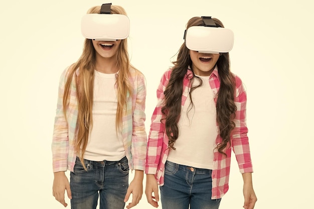 Wirtualna edukacja Dzieci ubierają się w hmd odkrywają wirtualną lub rozszerzoną rzeczywistość Technologia przyszłości Dziewczyny wchodzą w interakcję z cyberrzeczywistością Grają w cybergry i uczą się Nowoczesna edukacja Alternatywne technologie edukacyjne