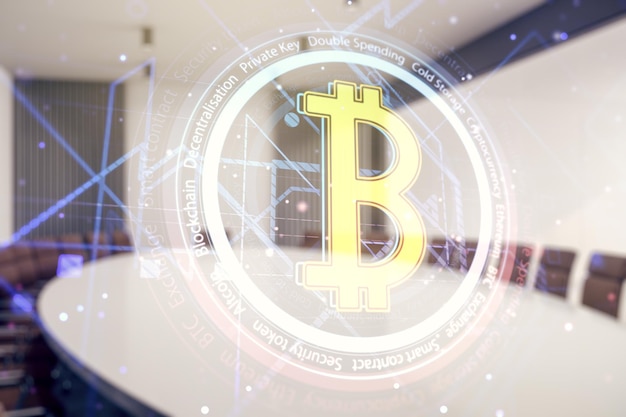 Wirtualny hologram Bitcoin na tle nowoczesnej sali konferencyjnej Multiexposure