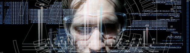 Zdjęcie wirtualny kod komputera binarnego przed młodą twarzą mężczyzny