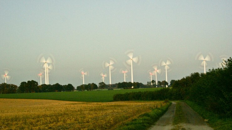 Zdjęcie wirujące turbiny wiatrowe widoczne z pól