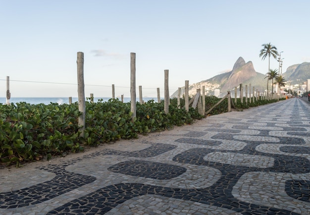 Wirujące wzory na chodniku plaży Ipanema w Rio de Janeiro Brazylia