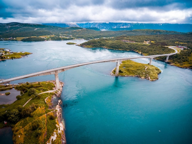 Wiry wir Saltstraumen, Nordland, Norwegia widok z lotu ptaka Piękna przyroda. Saltstraumen to niewielka cieśnina z jednym z najsilniejszych prądów pływowych na świecie.