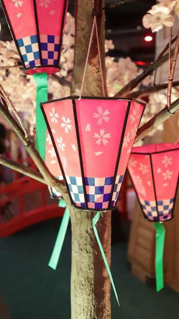 Wisiąca japońska papierowa latarnia jako dekoracja