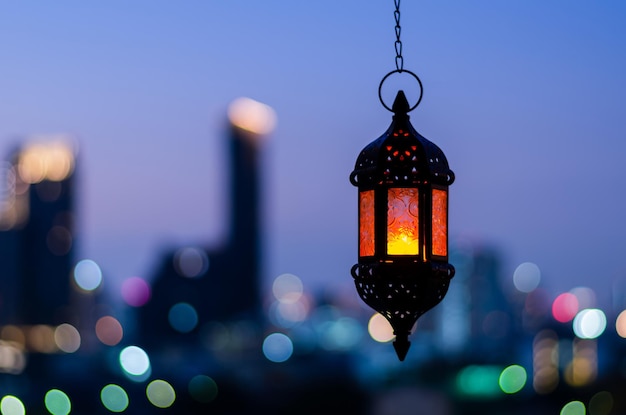 Wisiąca latarnia z nocnym niebem na muzułmańskie święto świętego miesiąca Ramadanu Kareem