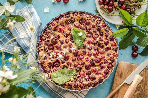 Wiśniowe Clafoutis Z Wiśnią Na Niebieskim Tle