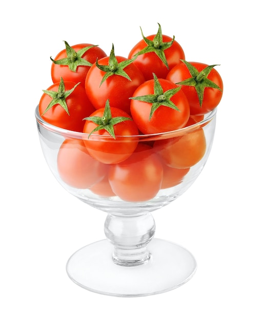 Wiśniowe pomidory w szklanej filiżance na białym tle