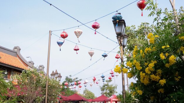 Wisząca kolorowa latarnia przy ulicznym tradycyjnym wydarzeniem Chińska kultura
