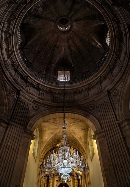 Wisząca szklana lampa Pielgrzyma w kościele Pontevedra z pięknie oświetlonym ołtarzem