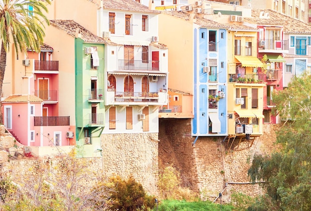Zdjęcie wiszące domy villajoyosa na klifie wypełniają śródziemnomorski krajobraz jaskrawymi kolorami