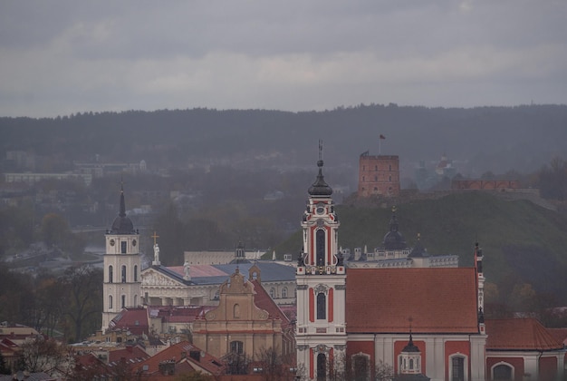 Zdjęcie witamy w pięknym wilnie. to cudowne miasto jest pełne uroku i silnej energii.