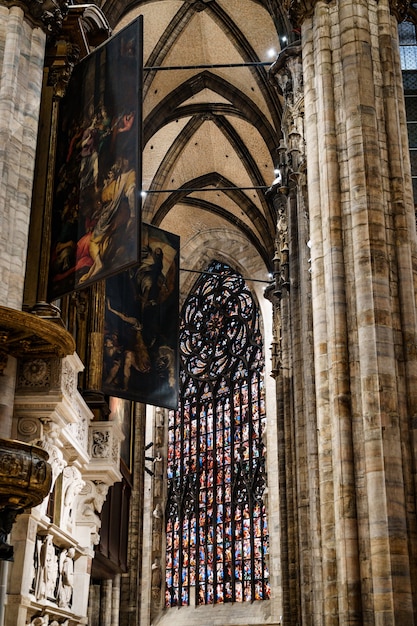 Witraże na tle fresków katedry duomo włochy mediolan