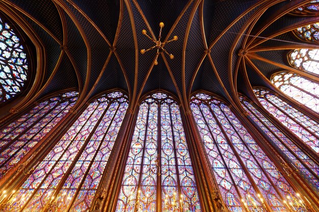 Witraże w Sainte Chapelle, królewskiej średniowiecznej kaplicy w Paryżu