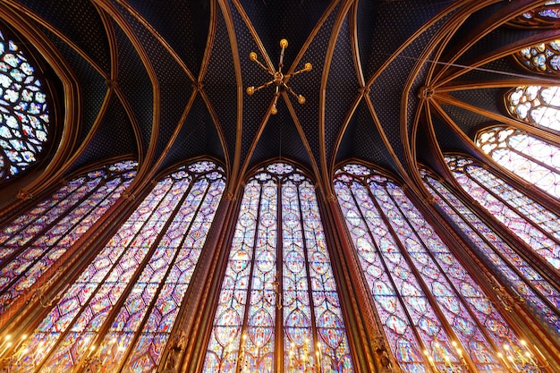 Witraże w Sainte Chapelle, królewskiej średniowiecznej kaplicy w Paryżu