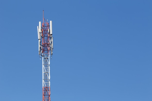 Witryna komórki, wieża radiowa Telekomunikacji lub stacja bazowa telefonu komórkowego z anteną.