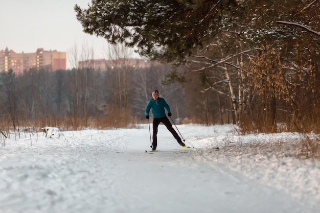 Wizerunek męskiego narciarza w niebieskiej kurtce w winter park