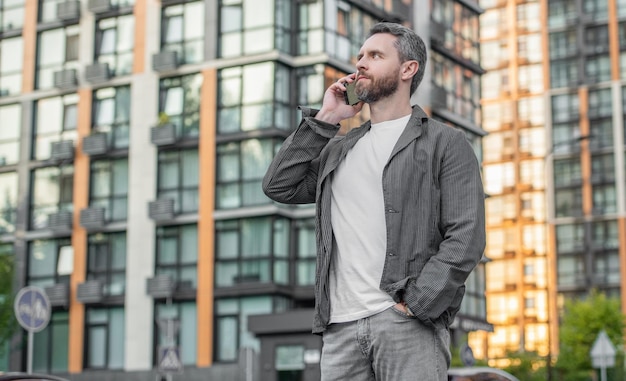 Wizerunek mężczyzny wywołanie na telefon komórkowy mężczyzna ma połączenie z telefonu komórkowego na zewnątrz Mężczyzna mający połączenie z telefonu komórkowego