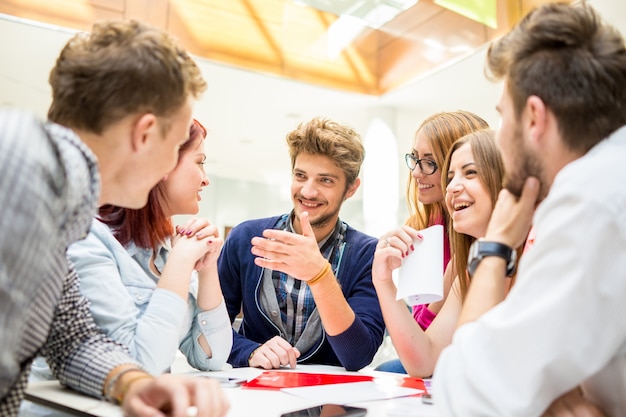 Wizerunek Młodzi Partnery Dyskutuje Brainstorming I Pomysły Przy Spotkaniem