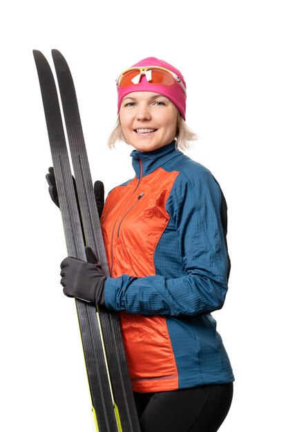 Wizerunek uśmiechnięta sportsmenka z nartami na pustym białym tle