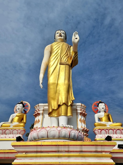 Wizerunek wielkiego Buddy w postawie dającego błogosławieństwo w Wat Phra That Doi Kham Chiang Mai