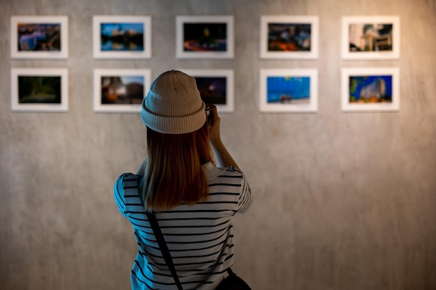 Wizyta Fotografa W Ramce Do Zdjęć, Aby Pochylić Się Na Wystawie Wystawowej Galerii Dzieł Sztuki