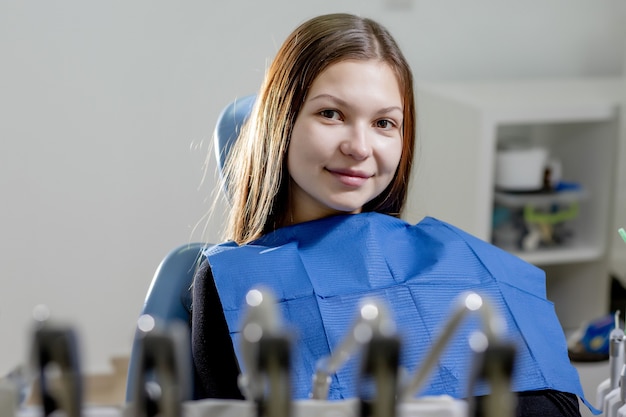 Zdjęcie wizyta u dentysty. portret szczęśliwej uśmiechniętej pacjentki siedzącej na fotelu dentystycznym