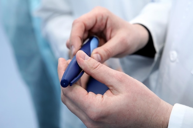 Wkład i ampułka z insuliną w rękach lekarza Lekarz