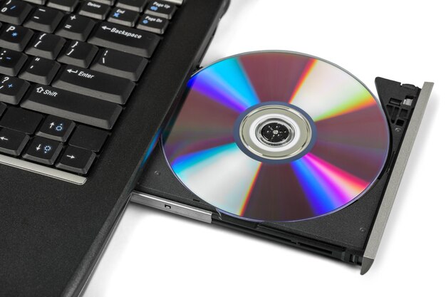 Zdjęcie wkładanie cd, dvd do laptopa