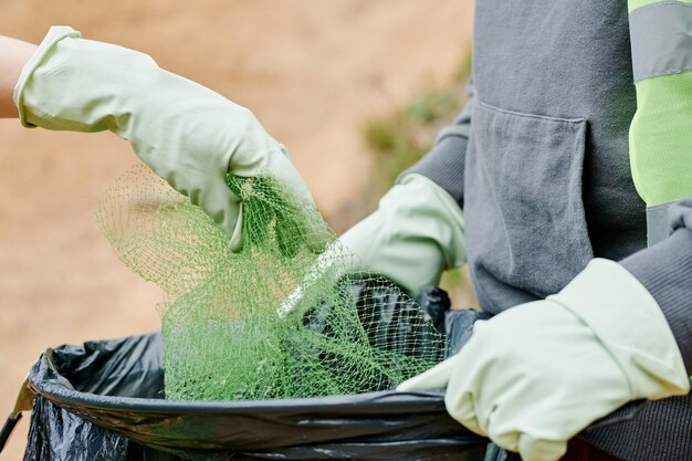 Wkładanie siatki do plastikowej torby